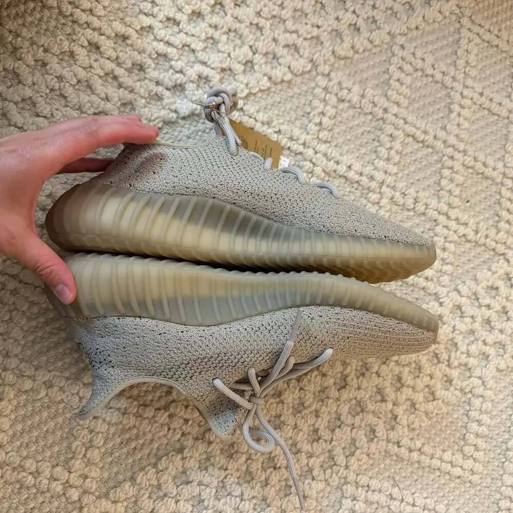 NWT Yeezy Boost 350 V2 Sneakers
